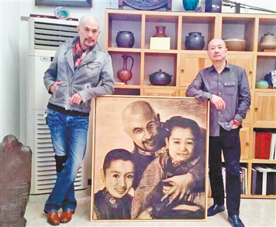 重庆艺术家傅榆翔（右）与徐锦江合影。