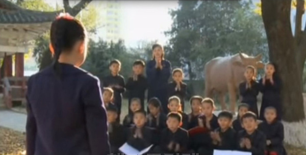 “文学神童”正在朗诵诗歌（视频截图）