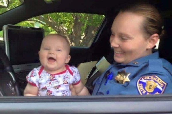 尤尔塞斯的女儿只有8个月大，这是她们的合影。