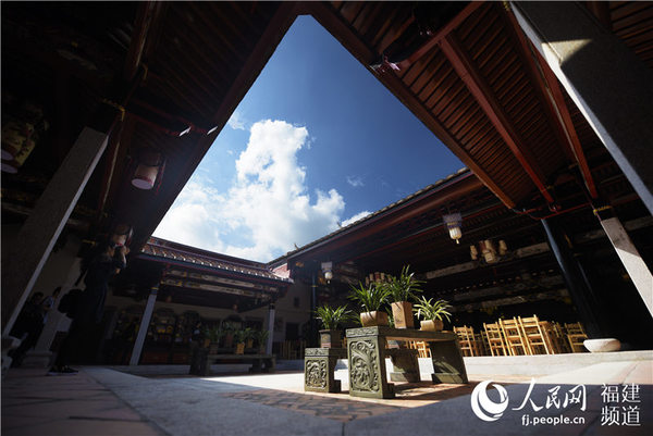 仿建的闽南古厝在蓝天白云的映衬下颇具韵味。沈宇波 摄