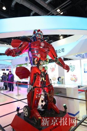 戴着京剧脸谱的能唱能舞的京剧机器人。