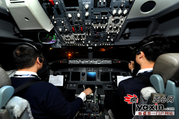 安装在驾驶舱内机长前方的HUD（平视显示仪）实际就是一块玻璃状的透明显示屏，设备将显示内容投射其上，方便机长审视、操纵。首席记者 张万德 摄