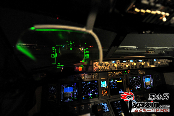 安装在驾驶舱内机长前方的HUD（平视显示仪）实际就是一块玻璃状的透明显示屏，设备将显示内容投射其上，方便机长审视、操纵。首席记者 张万德 摄