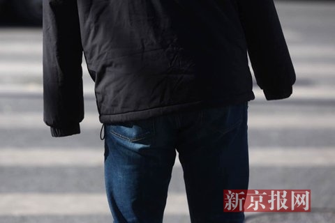 知春路，寒风中的行人。