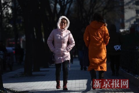 知春路，寒风中的行人。