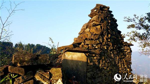 寨墙上压着一块石碑