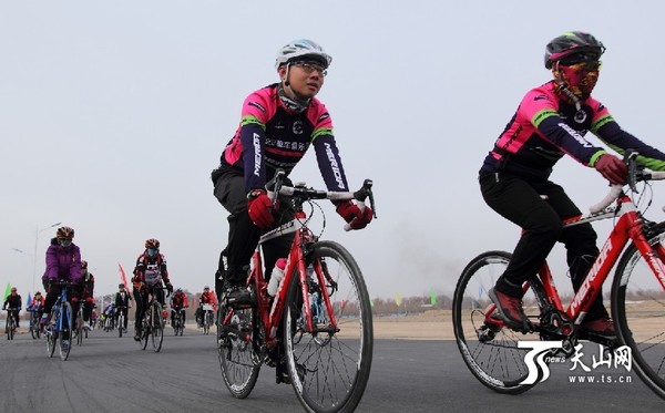 骑行爱好者在新赛道上骑行。