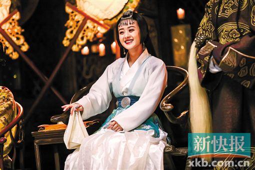 ■赵丽颖笑靥如花。