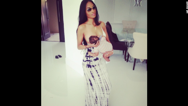 超模阿什利·妮科尔(Ashley Nicole)的哺乳照。