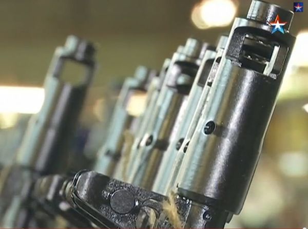 　　图为AK74M枪口特写。