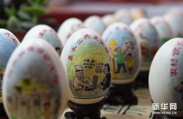 　　 这是11月28日拍摄的安徽省合肥“庐州蛋雕”非遗传承人王剑创作的民生工程蛋雕作品。