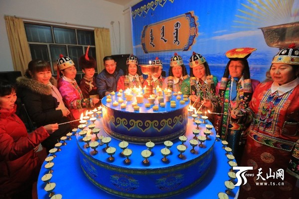 农牧民群众点亮酥油灯，祝福家人和朋友吉祥如意，幸福安康。