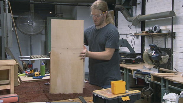 康斯塔利德利用废木材为残疾儿童做专属家具。（图片来源：美国哥伦比亚广播公司）