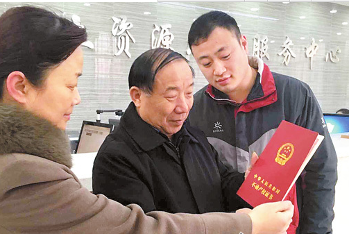 12月1日,邯鄲市金街房地產開發有限公司的工作人員領到全省首個不動產權證書。 王宣龍攝 河北省不動產登記中心成立 從河北省國土資源廳(海洋局)官方網站獲悉,經河北省編辦批準,11月27日,河北省不動產登記服務中心在石家莊正式掛牌成立。該服務中心的主要職責是負責全省不動產登記信息數據庫平臺建設和維護,負責全省不動產登記相關的資源資產情況統計、分析工作。 據了解,我省各地不動產登記機關將陸續成立,不動產登記業務也將隨之展開。不動產統一登記工作開展后,將原來分散在國土資源、住建、林業、農業等部門的土地登記、房