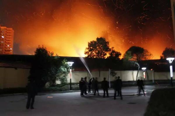 消防人员迅速赶赴现场灭火