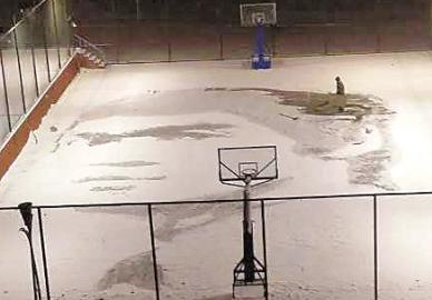 篮球场雪地现大幅李小龙 画像 图 手机凤凰网