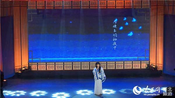 表演者吟诵选手们的作品