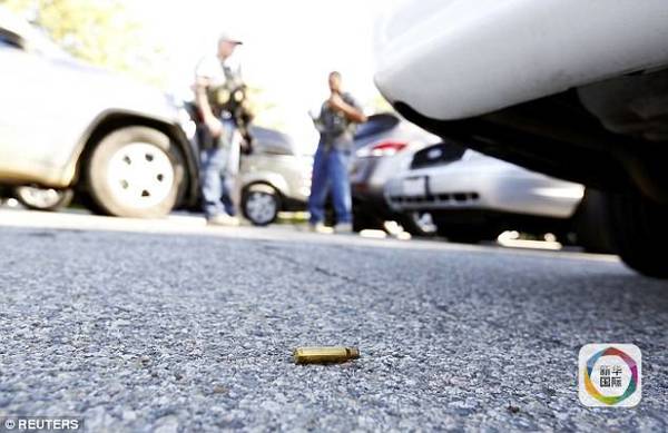 　　枪击现场，一颗弹壳散落在地上。警方已经将这一地区封锁。