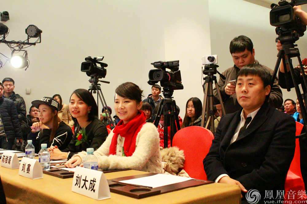 郑源续约孔雀廊唱片 自爆歌唱秘诀偷师李谷一