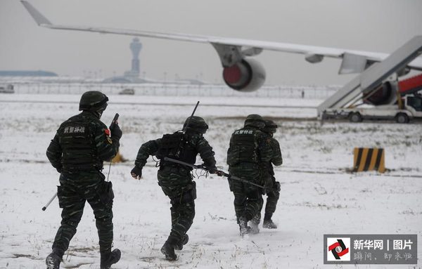 图为悄悄抵近“被劫持的飞机”。