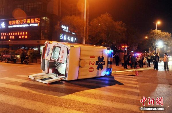 江苏一救护车闯红灯出车祸 载有产妇及新生儿