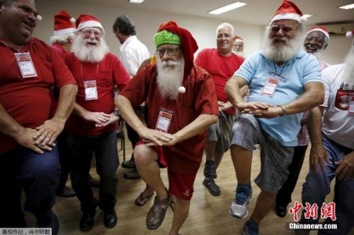 资料图：&ldquo;圣诞老人&rdquo;们&ldquo;持证上岗&rdquo;。