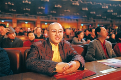 2009年，白玛奥色受邀观看某场演出。 资料图片