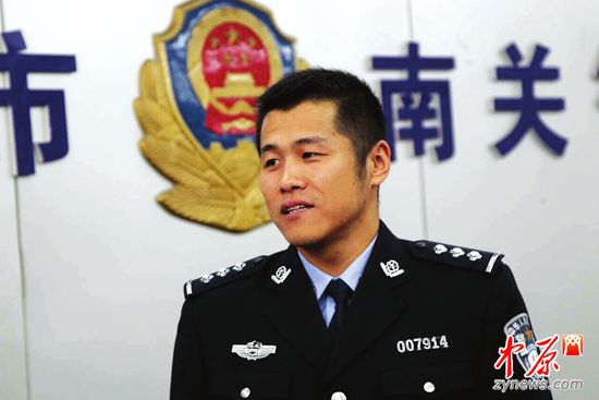穿警服游泳 比赛郑州民警拿金牌 和宁泽涛一个