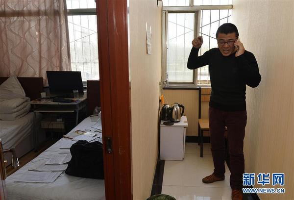 在宁夏银川市一家小旅馆内，何胜在打电话要债（12月5日摄）。