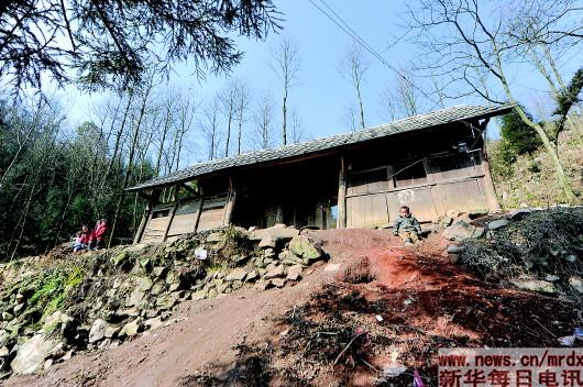 ▲贵州省六盘水市水城县保华乡奢旮村,几名小朋友在一房屋前玩耍(1月23日摄)。　新华社记者陶亮摄