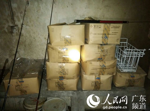 警方在制毒窝点缴获的原材料等物品。向祖章 摄