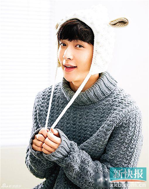 大家气质都杠杠的。    张艺兴登上时尚杂志2015年度压轴刊单人封面,张艺兴与各种“绵羊”道具亲密互动,大方派送温暖治愈笑容、完美腹肌和性感人鱼线。