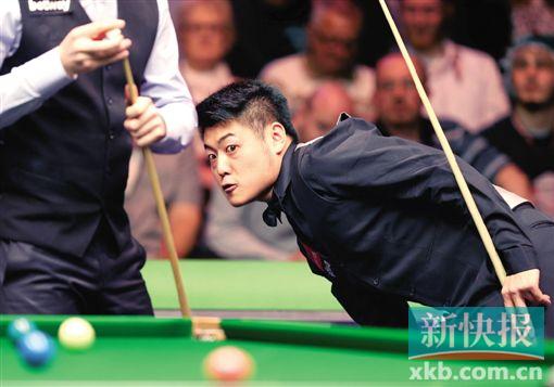 ■面对罗伯逊(左)的“扑克脸”,梁文博(右)的确活泼多了。  新华社发