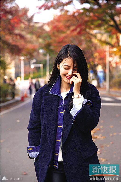 来跟我争什么气质。    一组高圆圆漫步韩国梨花女子大学的大片曝光。镜头中,高圆圆漫步在红色枫叶装点的校园大道上,低头浅笑和回眸凝望在红叶的映衬下更显迷人风情。