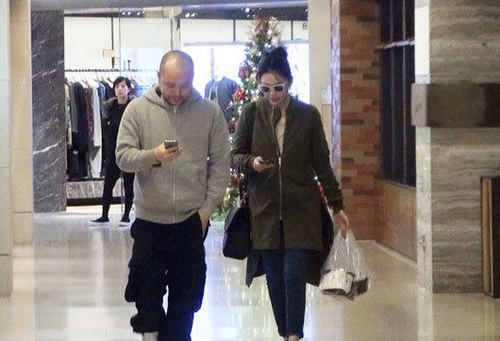 邱淑贞和老公外出吃饭 不忘打包带给女儿|邱淑贞|女儿_凤凰娱乐