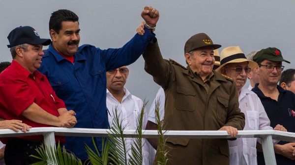 委内瑞拉总统马杜罗（前排左二）和古巴总统劳尔-卡斯特罗（前排左三）。（网页截图）