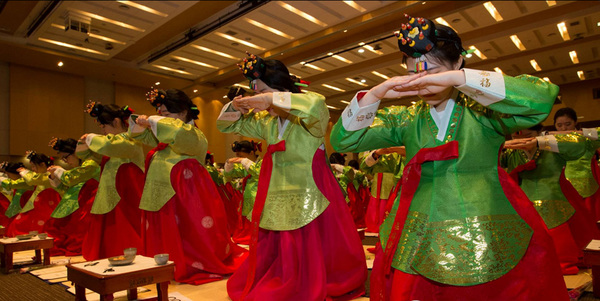韩国高中女生正在进行传统成人礼仪式（网页截图）