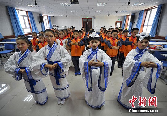 乌鲁木齐小学生身着汉服传授传统礼仪|学生|校