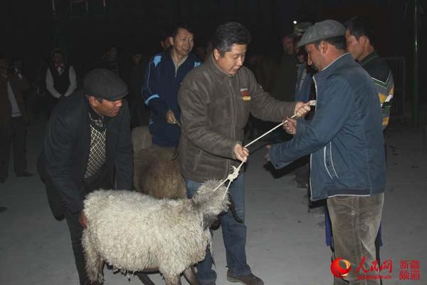 工作组组长宗宏斌将羊送给贫困户。