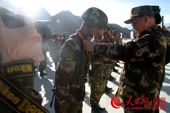 领导为“勇士”颁发奖牌。吴雨仁 摄