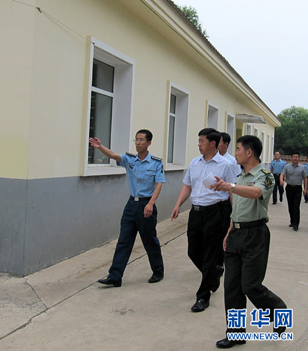 资料图片:市委书记张习庆93246部队调研建设困难。