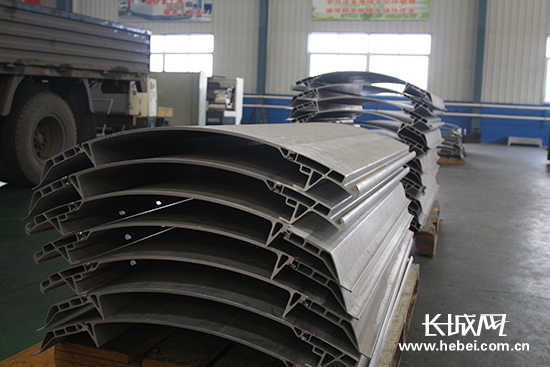 德厚集团生产的动车组部件。长城网 邢丁 摄