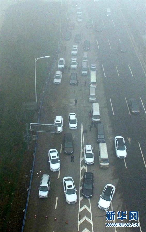 12月10日，车辆滞留在郑州市一处高速入口外。 新华社记者李博摄