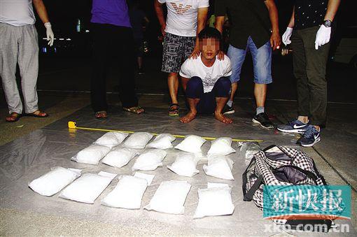 ■犯罪嫌疑人之一及警方现场缴获的毒品。(警方供图)