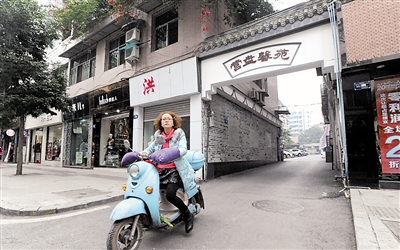 ?营盘馨苑充满中国风的社区牌坊。