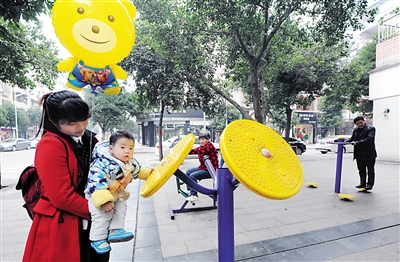▲东城社区居民在社区公共健身场玩耍。