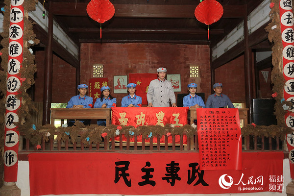 动姐们换上道具服装，参与模拟第一次全国苏维埃代表大会表决 邹家骅摄