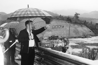 谢再春在凤都食品工业园区调研。