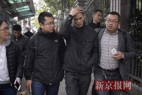 上海二中院外，林森浩父亲跟儿子见面后，接受媒体采访。新京报记者 王嘉宁 摄