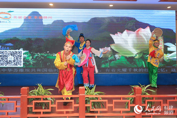 现场还表演了具有赣州特色的赣南采茶戏、客家歌舞等节目 邹家骅摄